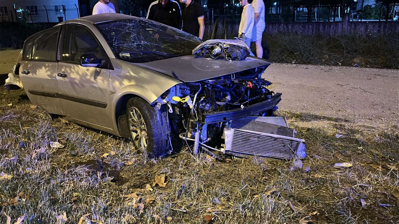 Sesi duyan mahalle sokağa döküldü! Ağaca çarpan otomobil ikiye bölündü 1